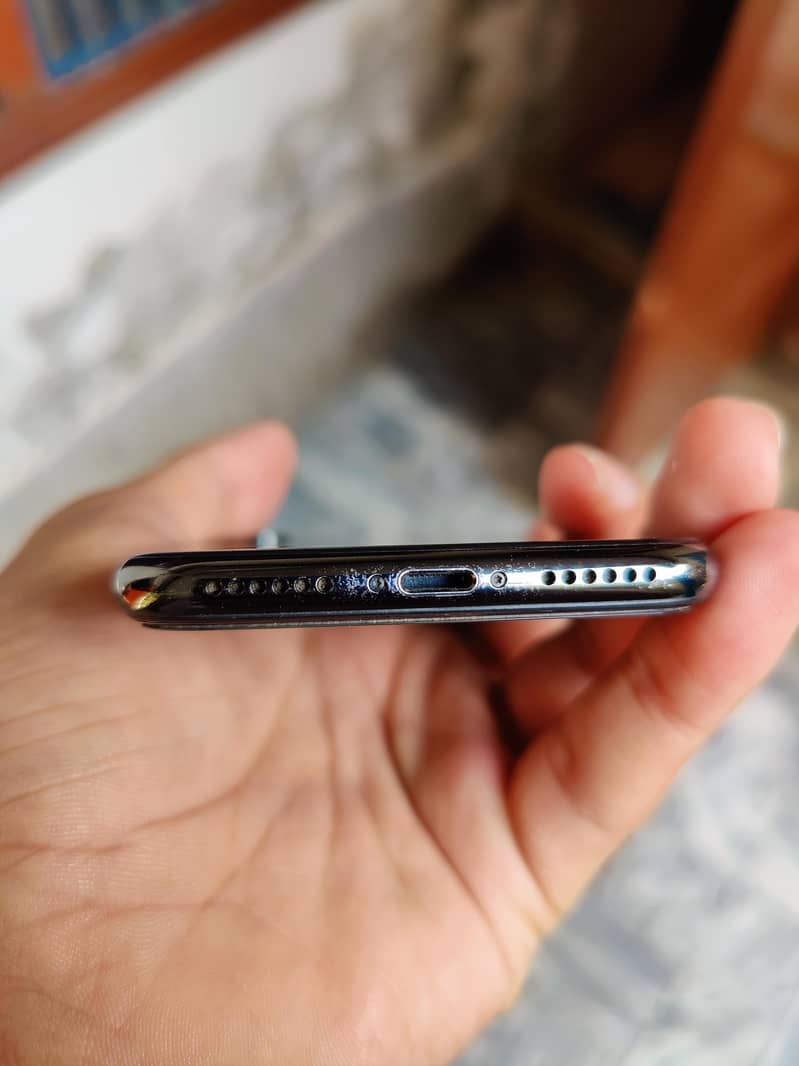 Apple iPhone X 4