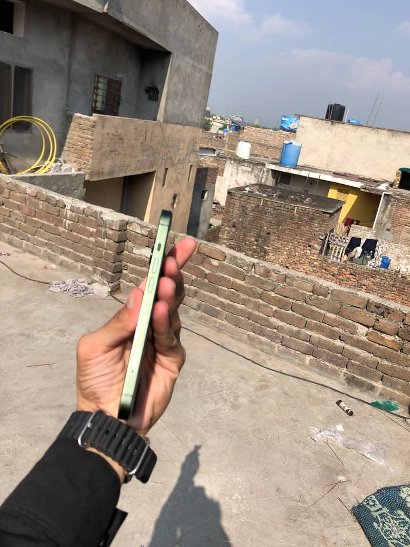 Apple iPhone 13 5