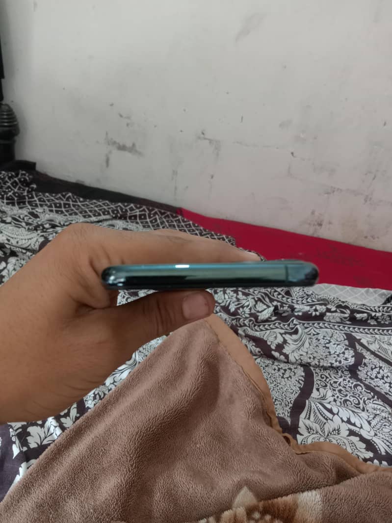 Apple iPhone 11 Pro Max 4