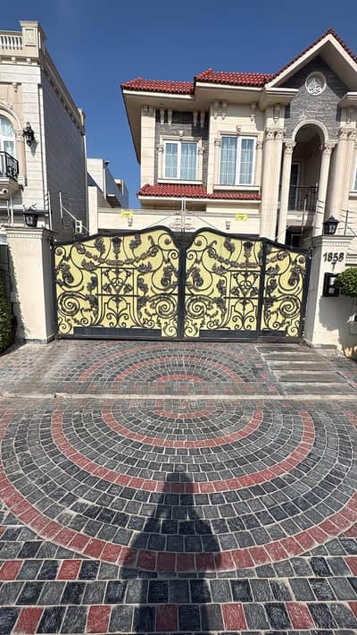 Main gate for house