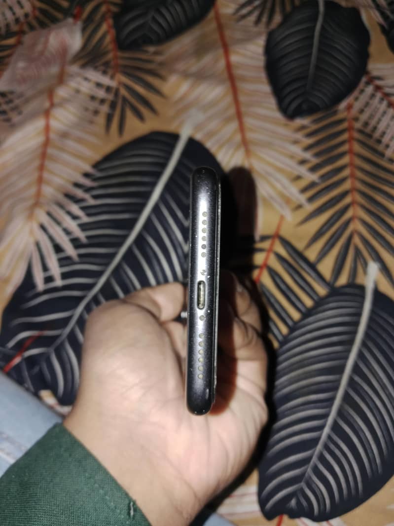 Apple iPhone 11 4