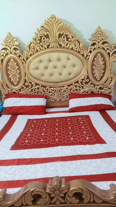 bed tables show Case