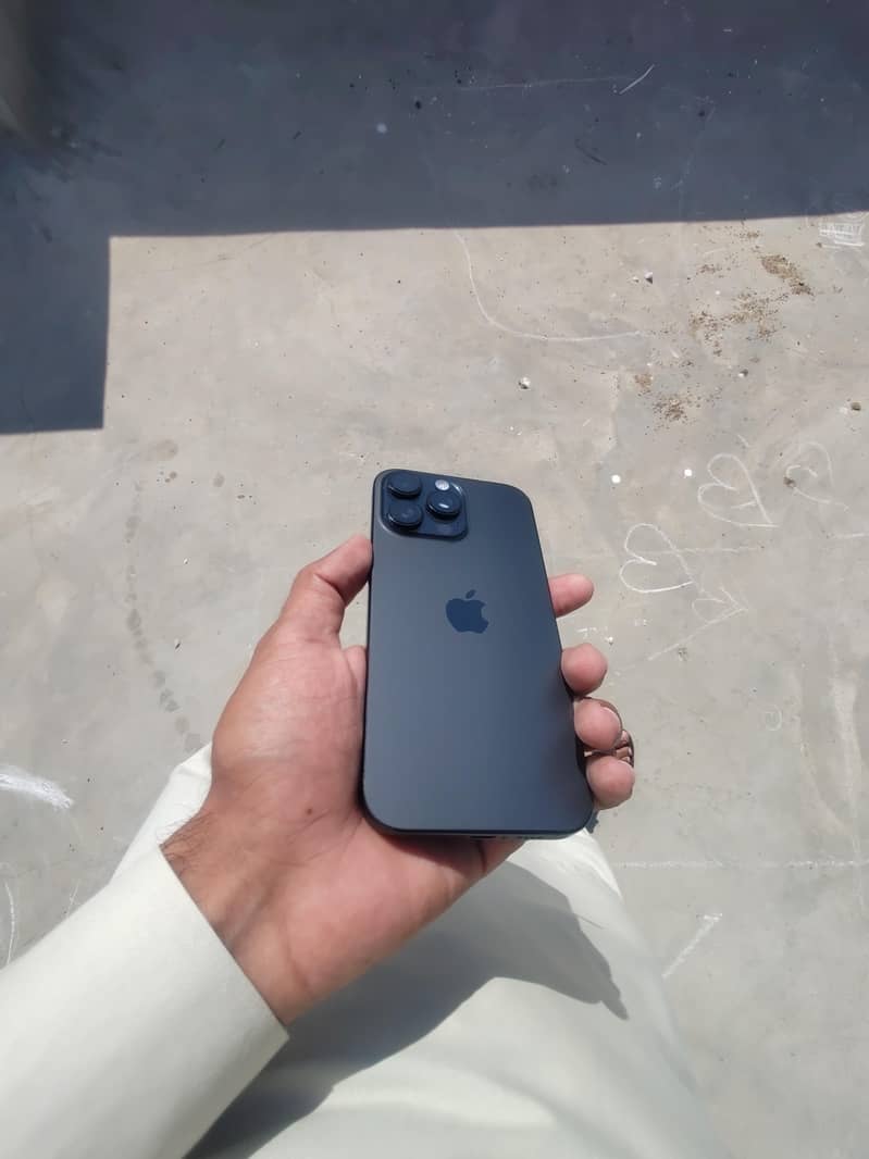 Apple iPhone 16 Pro Max 3