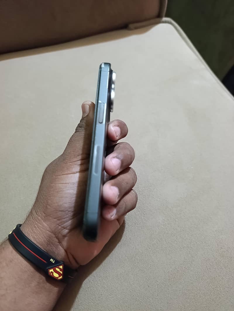Apple iPhone 15 Pro 4