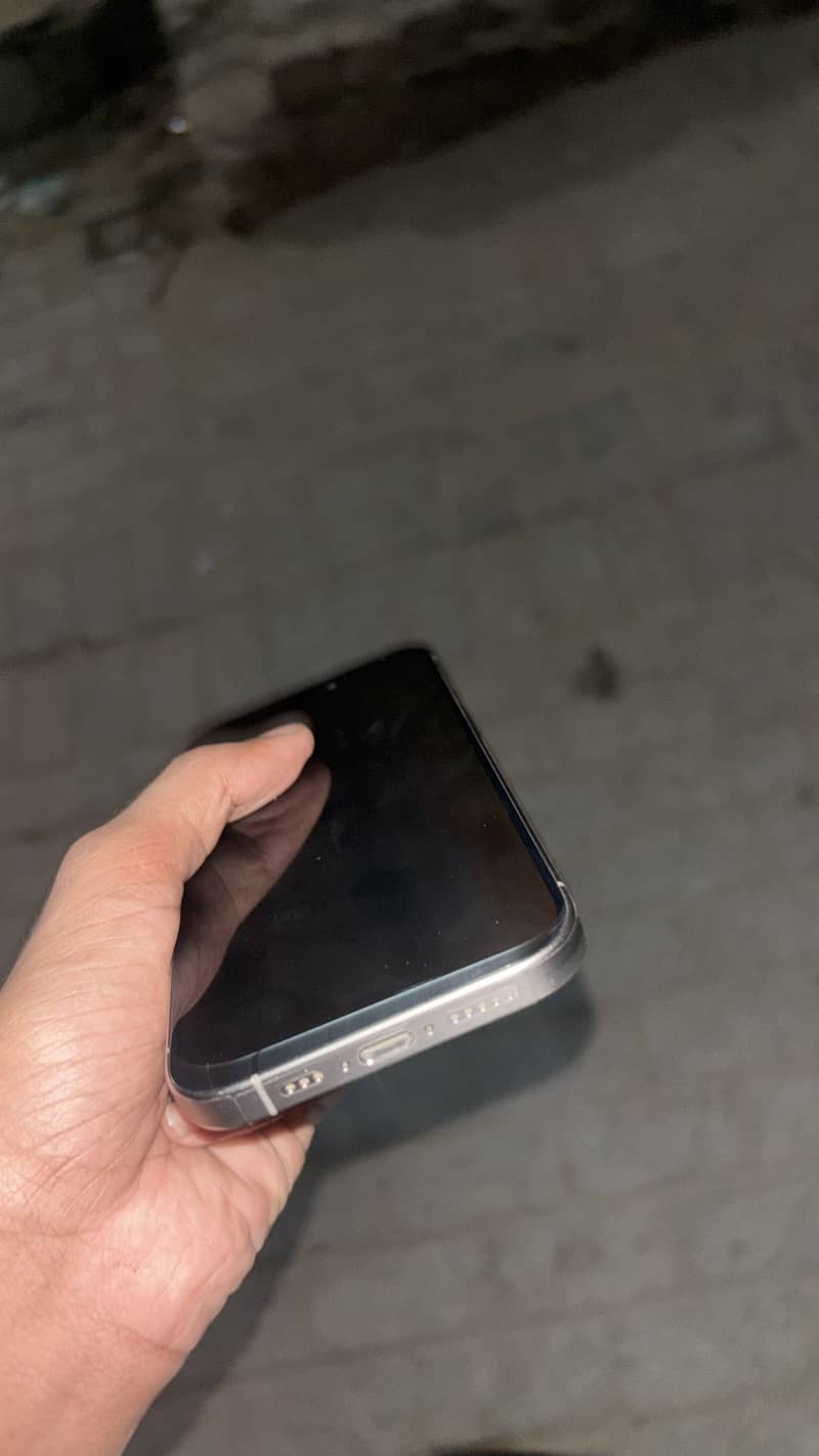 Apple iPhone 15 Pro 4