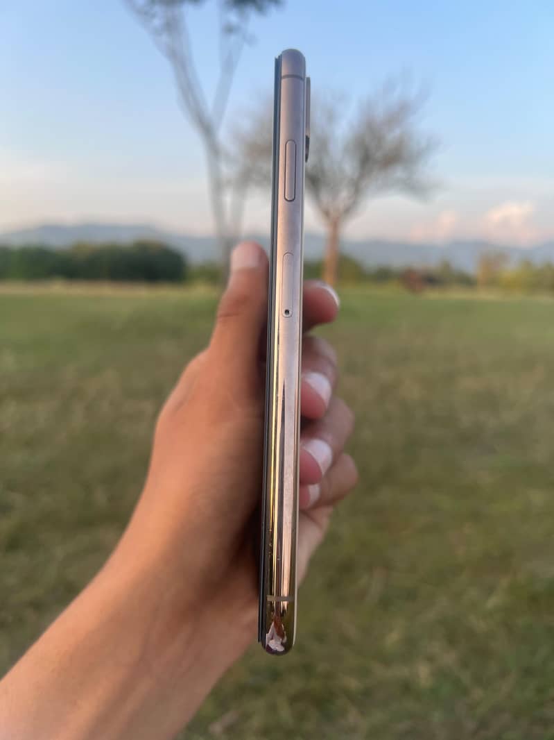 Apple iPhone XS Max 3