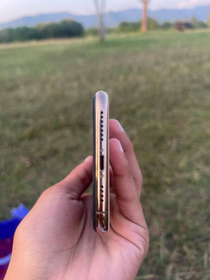 Apple iPhone XS Max 4