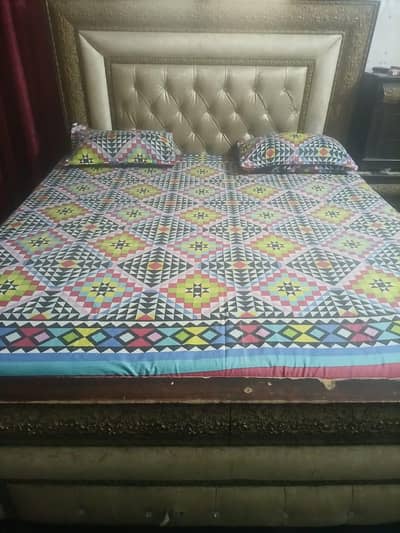 without mattress bed lakri khrb ha pics m dekh skty 2 side table b ha
