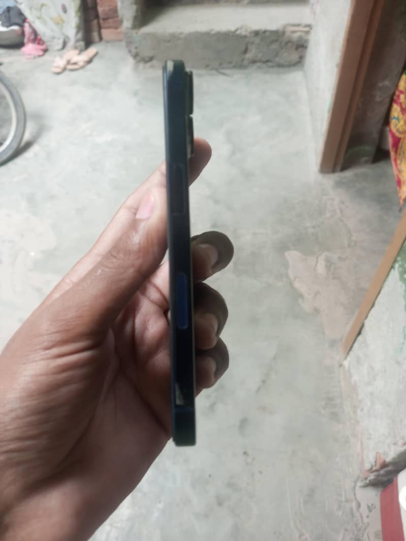 Apple iPhone 13 2
