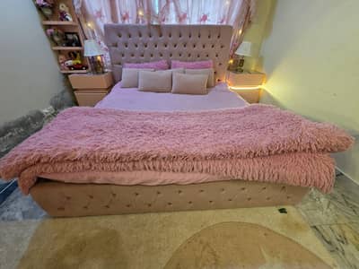 bed  complete set with two colours fabric design.