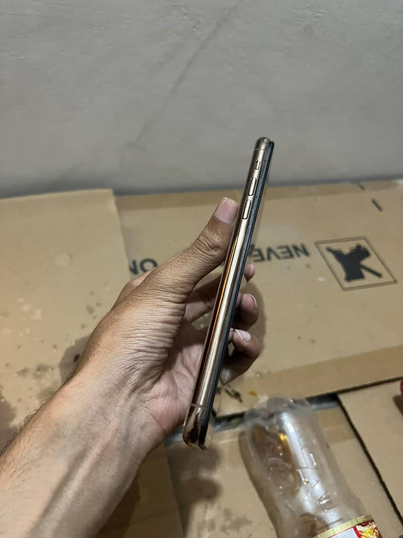 Apple iPhone 11 Pro Max 4