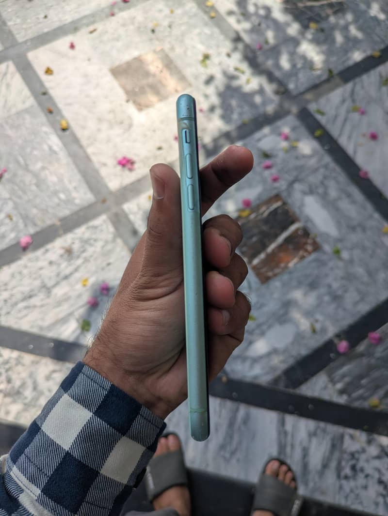 Apple iPhone 11 3