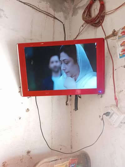 LCD Chaina ma hai 22 Inch is ma flash chalte hai kebal wala card khrab