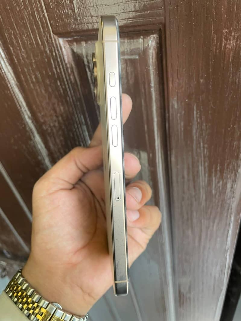 Apple iPhone 16 Pro Max 1