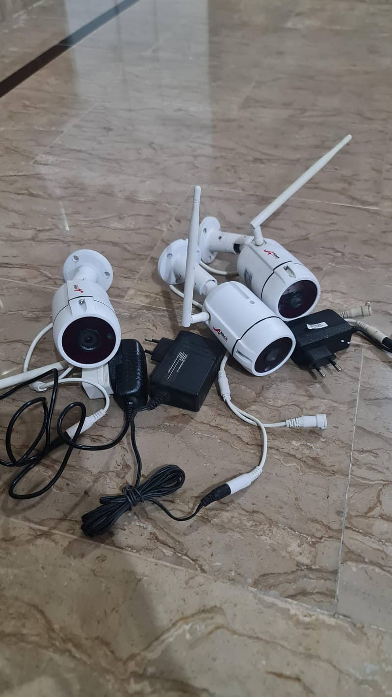 8 چینل وائرلیس NVR + 2TB ہارڈ ڈسک + 3 وائرلیس کیمرے - زبردست کنڈیشن 0