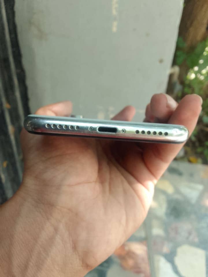 Apple iPhone X 4