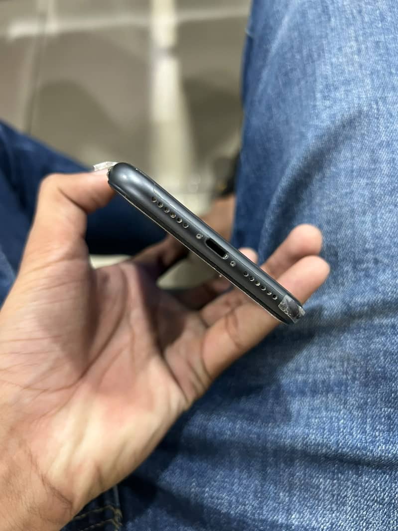 Apple iPhone 11 4