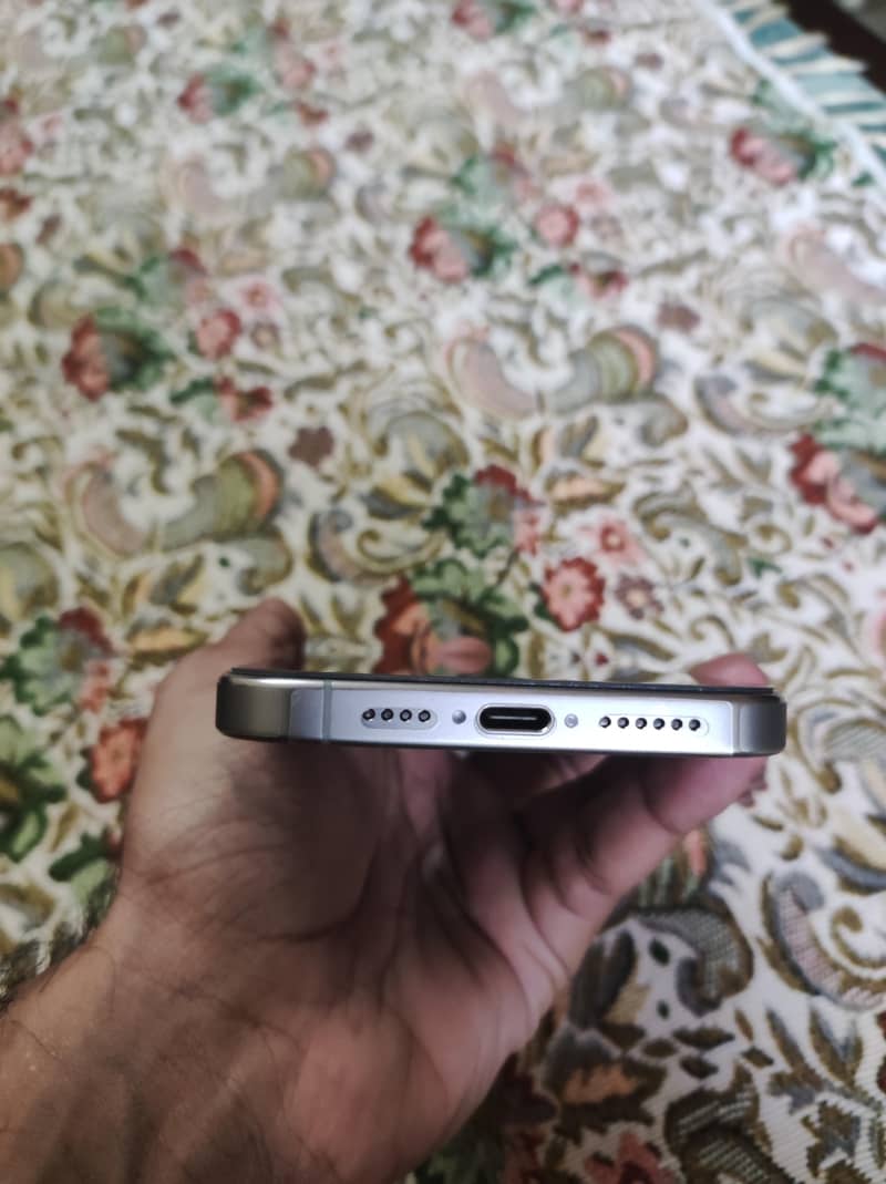 iPhone 15 Pro Max 4