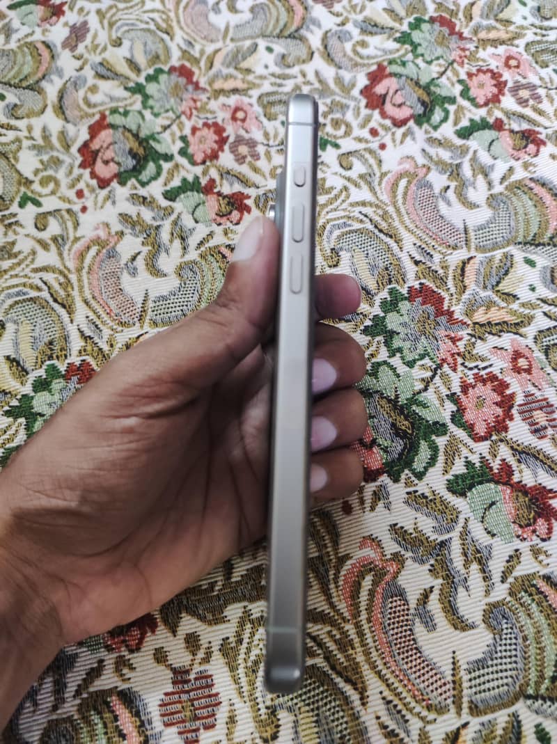 iPhone 15 Pro Max 5