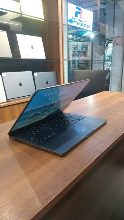 MacBook Pro M3  2023 – 18GB RAM / 512GB SSD
