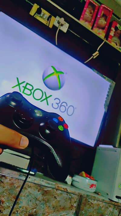 Xbox 360 White With Box - 100+ Games Installed - 2 Controllers