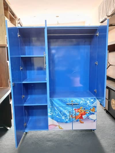 Kids wardrobe in mega size with 3 doors