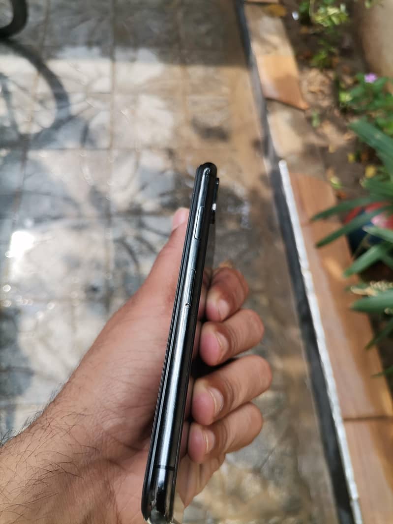 Apple iPhone X 4