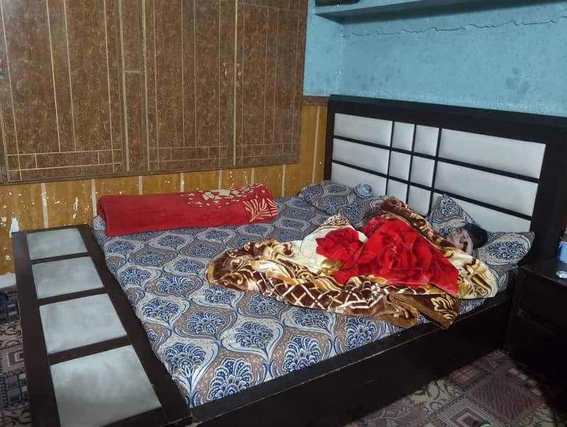 bed/set/with dressing with side tables/slightly used 1
