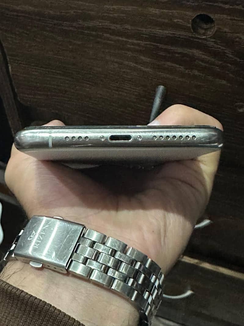Apple iPhone 11 Pro Max 4