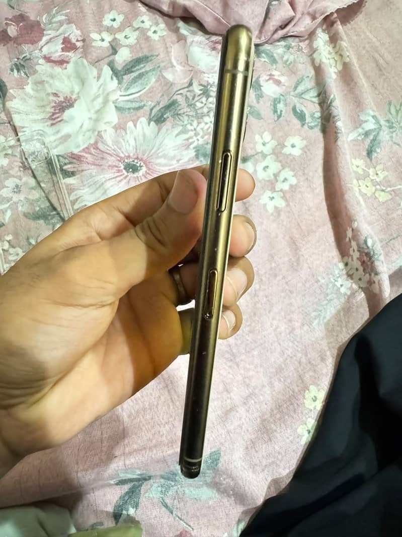 Apple iPhone 11 Pro Max 2