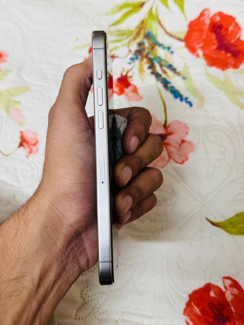 Apple iPhone 15 Pro Max 2