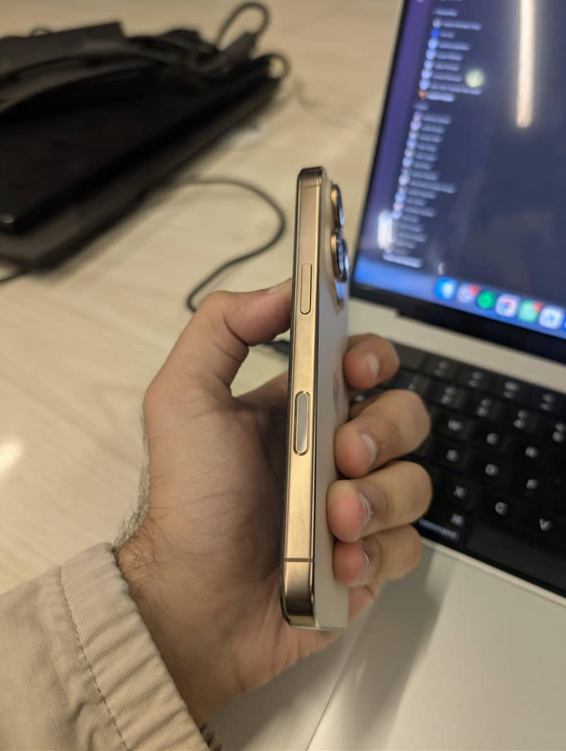 Apple iPhone 16 Pro 3
