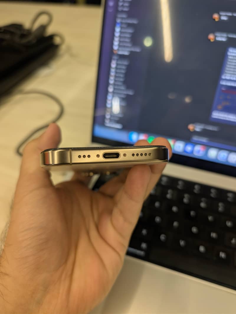 Apple iPhone 16 Pro 4