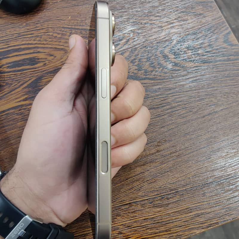 Apple iPhone 16 Pro 3