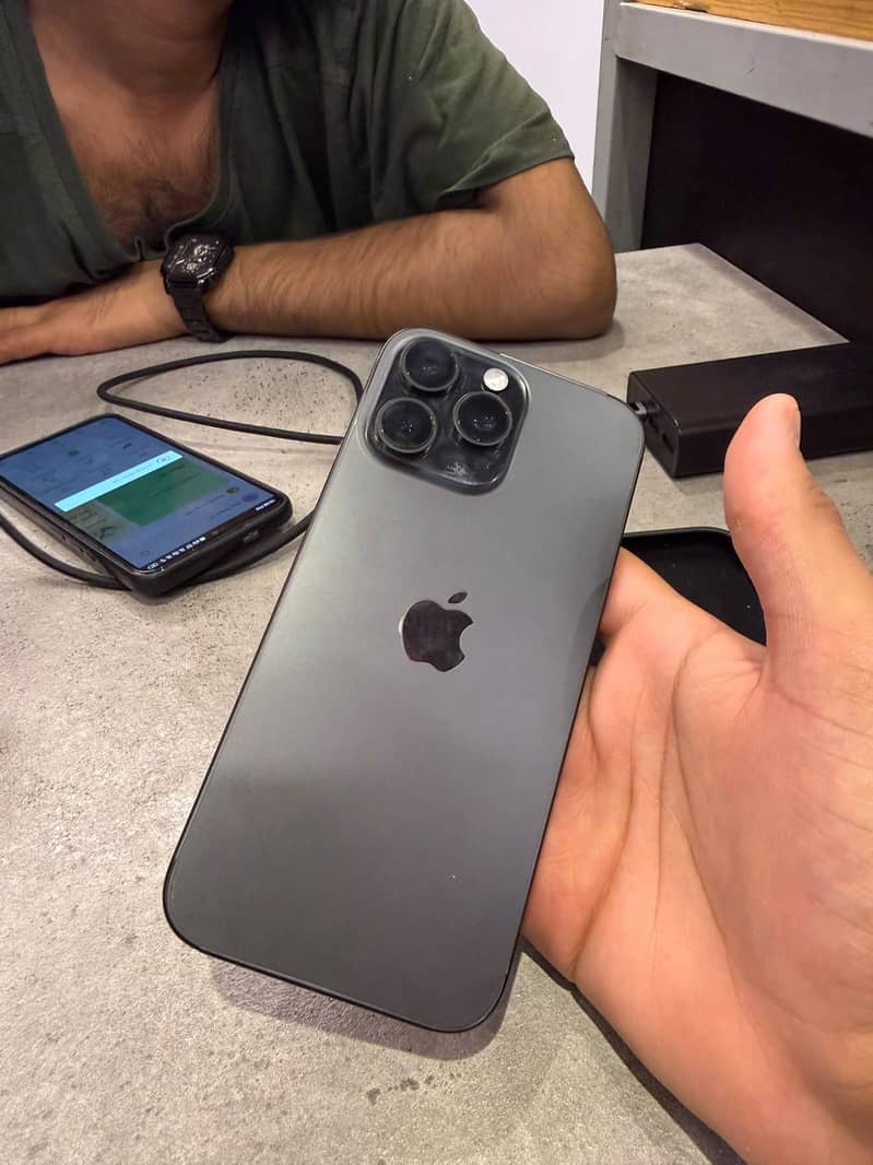 Apple iPhone 16 Pro Max 0