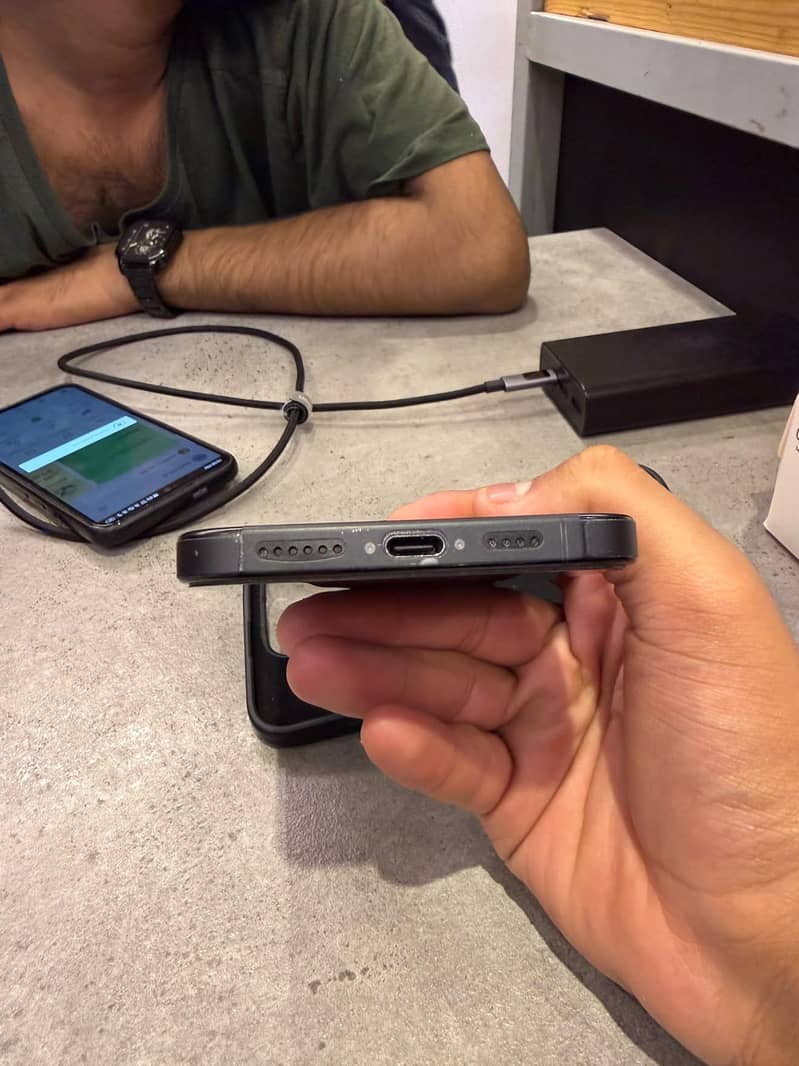Apple iPhone 16 Pro Max 2