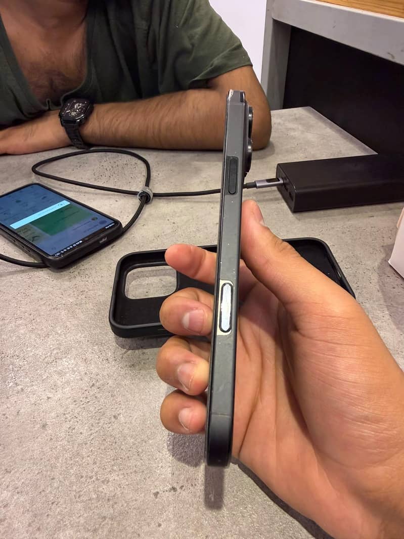 Apple iPhone 16 Pro Max 3