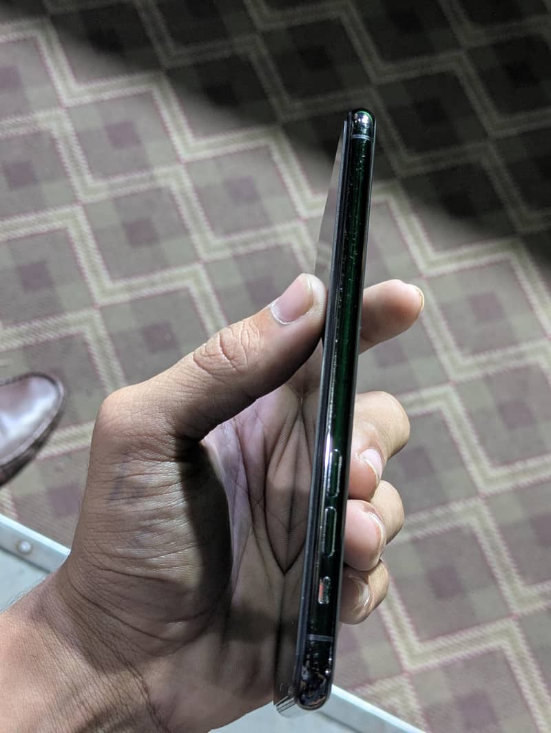 Apple iPhone 11 Pro Max 2