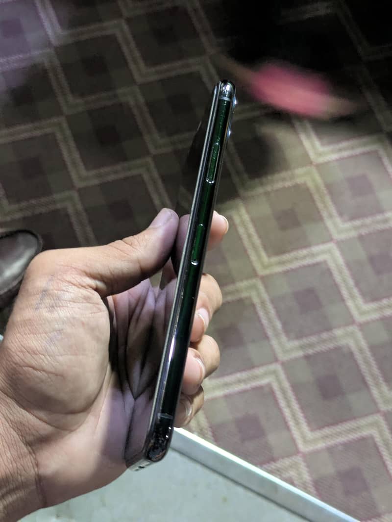 Apple iPhone 11 Pro Max 4