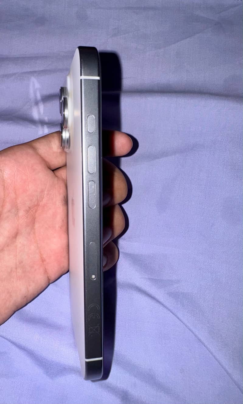 Apple iPhone 16 Pro 3