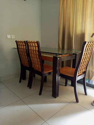 Dining Table with six chairs like new