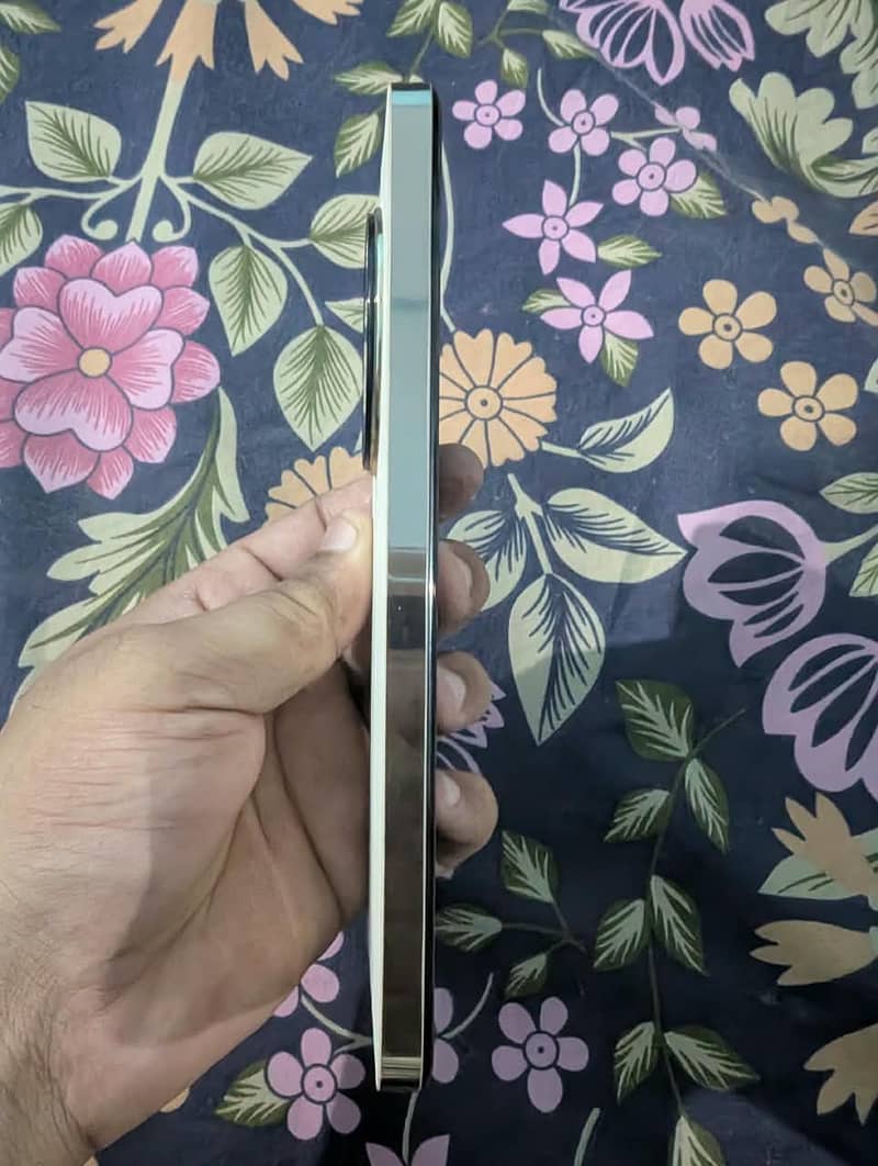Realme 12 Plus 3