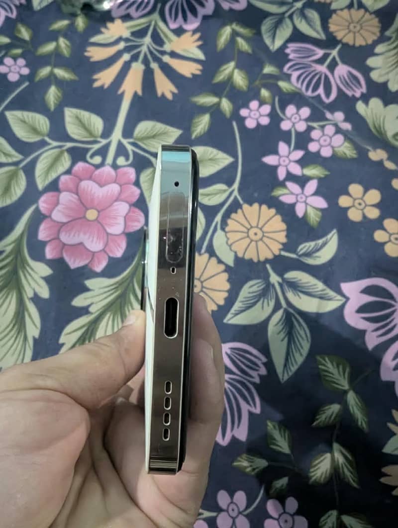 Realme 12 Plus 4