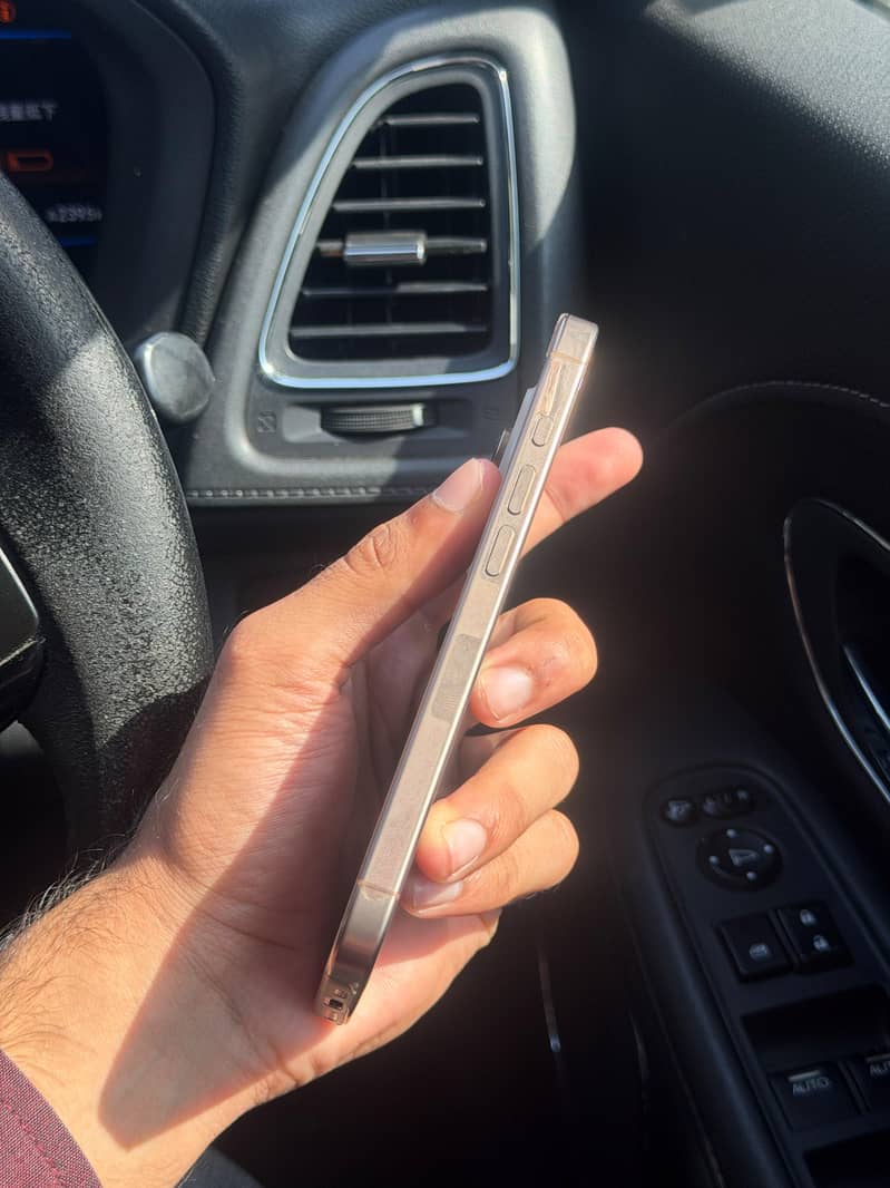 Apple iPhone 16 Pro 4