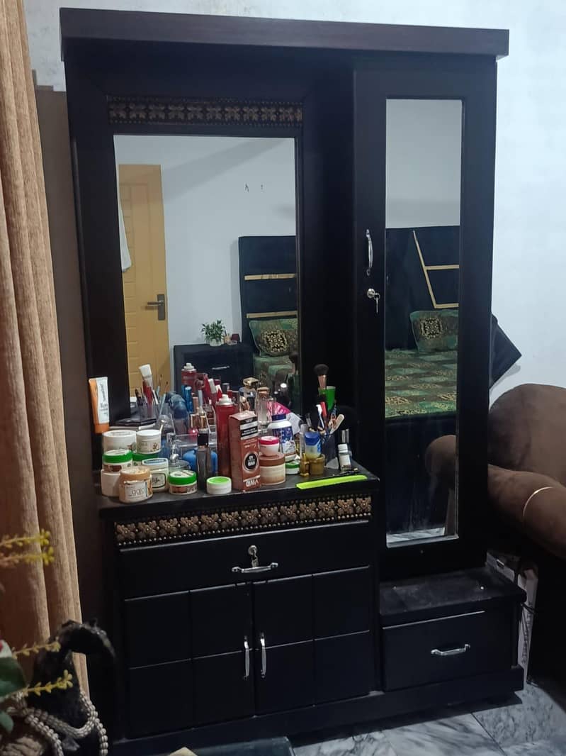 bed and singhar table 0