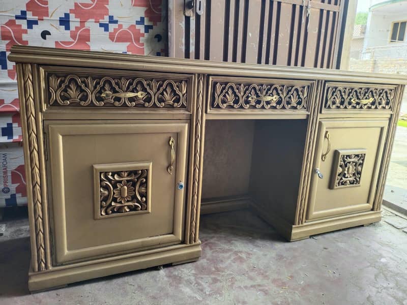 bed with dressing table, side tables 2