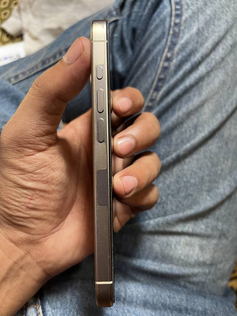 Apple Iphone 15 Pro 4