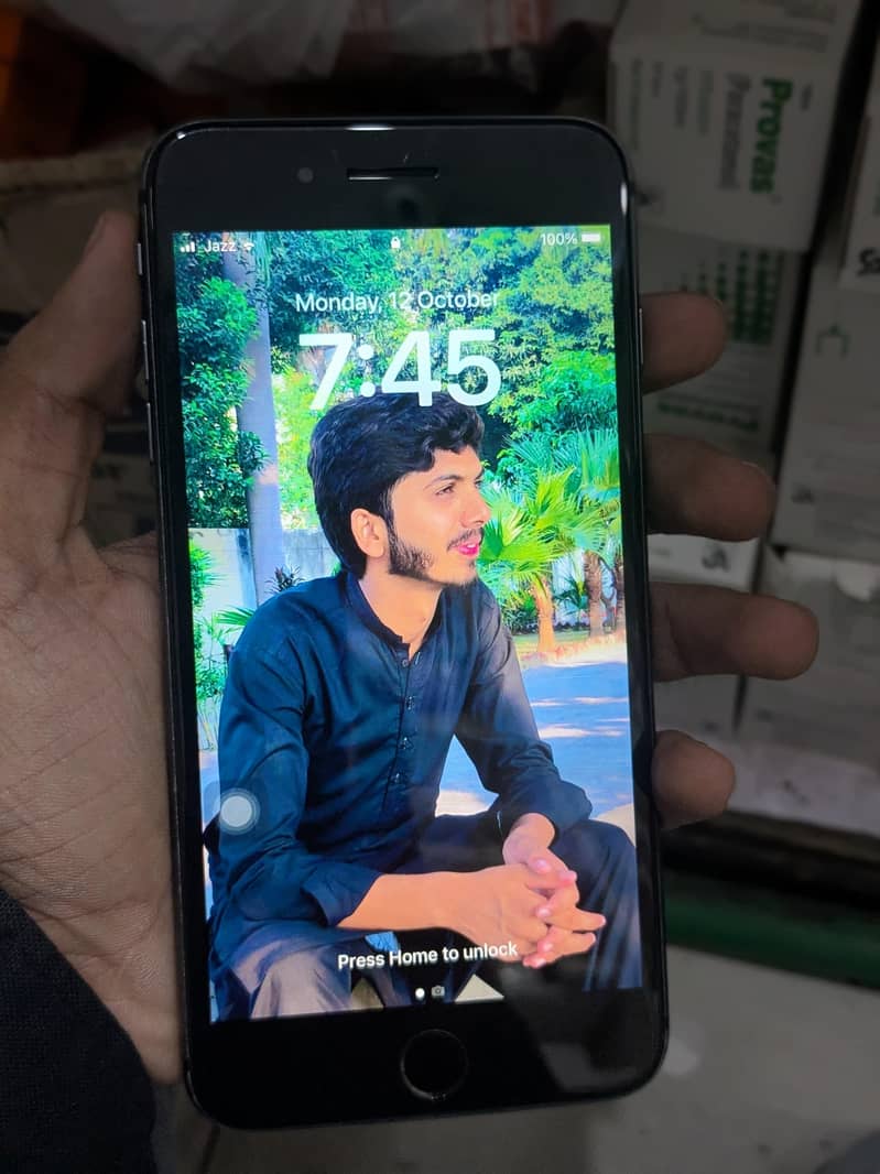 Apple iPhone 8 Plus 1