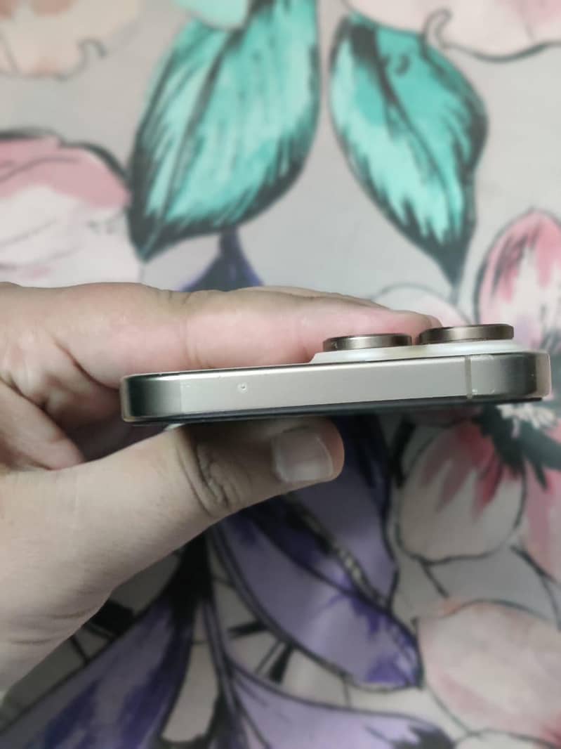 Apple iPhone 16 Pro Max 4
