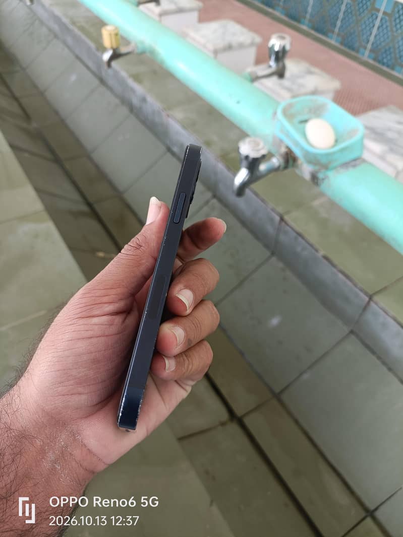 Apple iPhone 12 4